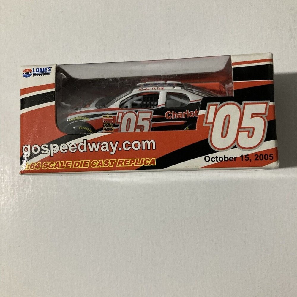 1:64 NASCAR Lowe's Motor Speedway Charlotte UAW-GM Quality 500 -2005